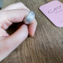 Cargar imagen en el visor de la galería, Anillo bombeado texturizado
