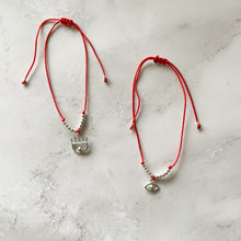 Cargar imagen en el visor de la galería, Pulseras hilo rojo y ojo
