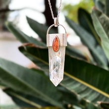 Cargar imagen en el visor de la galería, Punta cuarzo hielo y piedra del sol ovalada
